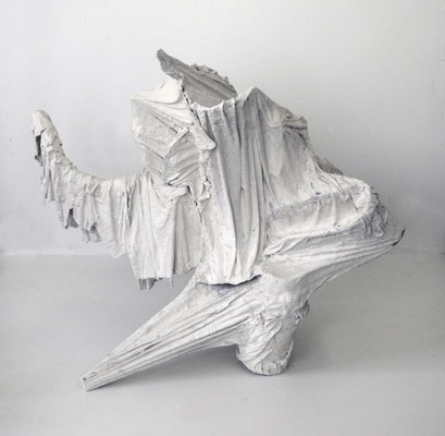 zeitgenössische Skulptur von Andreas Jonak, Faltenwurf aus Gibs auf dem Boden im Raum stehend, Faltenwürfe teilweise entgegen der Gravitation
