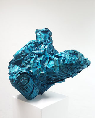 zeitgenössische Skulptur von Andreas Jonak, blaue fetzenartige Blechskulptur die an abblätternden Lack oder Salatschichten erinnert. Industrielle Formsprache und blaue Patina