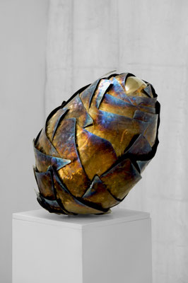 Skulptur von Andreas Jonak von 2026 aus bunt schillerndem Edelstahl in Form einer aufblätternden Knospe an deren Spitze eine sich spiegelde Kugel herausdrückt