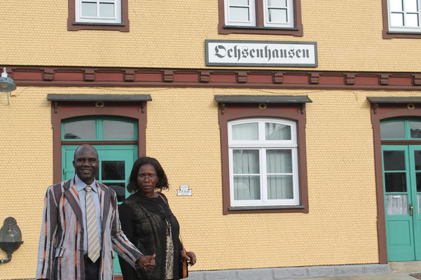 Josué und Aline vor dem Öchsle-Bahnhof Ochesnhausen