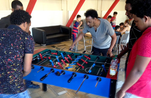 und Spaß haben wie hier die Eritreaer beim Tischfußball