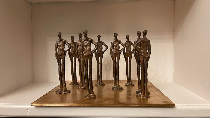 Stillstand, Gruppe 18x4 cm,9 Skulpturen auf rechteckiger Platte