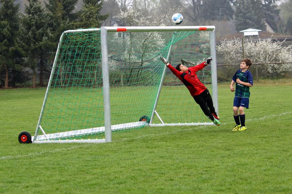 ...der Torwart ist überrascht.....