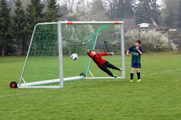 Henning lupft den Ball direkt ins Tor.....