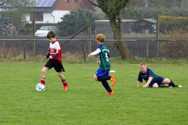 Henning führt den Ball und lupft diesen in den Strafraum.......