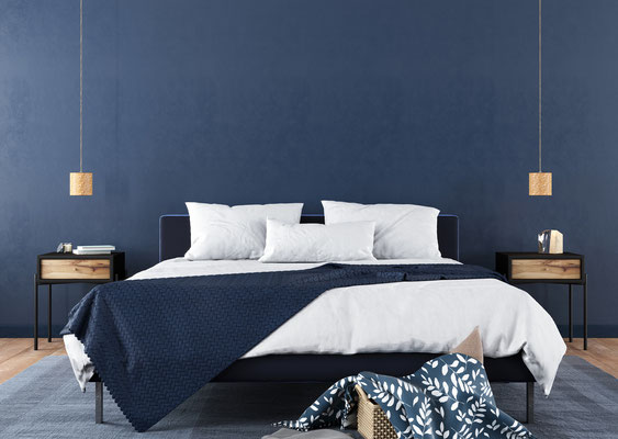 Schlafzimmer mit kalter blauer Wandfarbe wirkt entspannend und harmonisch
