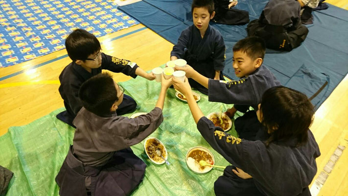 お茶で乾杯する小学生