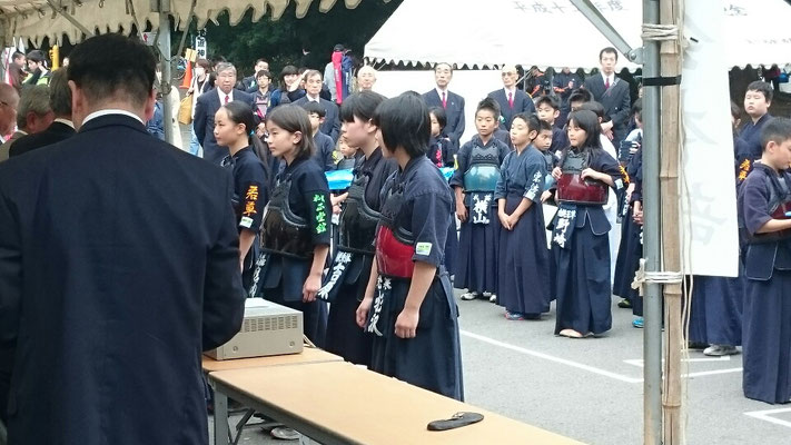 表彰を受ける小学女子