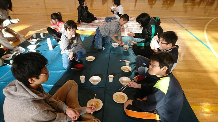 お雑煮、きな粉を食べる剣士たち