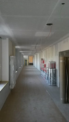 Der Gang vor der Turnhalle.