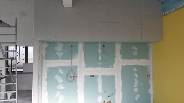 Das ist die Teeküche im Lehrerzimmer.