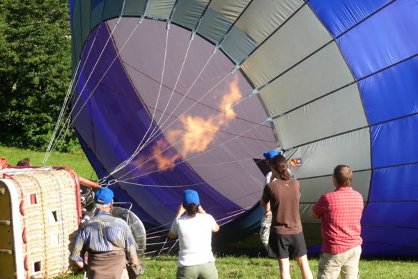 Kommt schon! Mit enormer Lautstärke schießt die Stichflamme des Brenners in den Ballon.