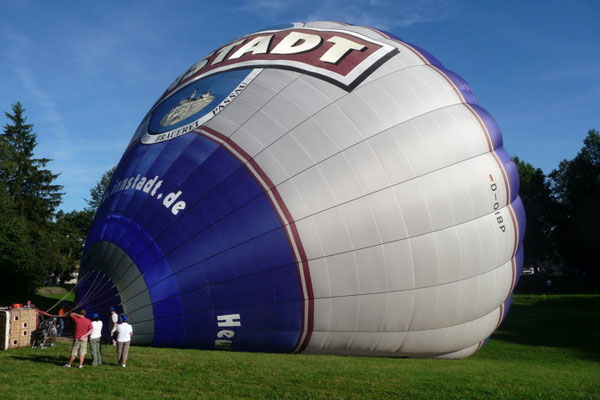 Ganz langsam füllt sich der Ballon etwas. Jetzt fehlt heiße Luft!