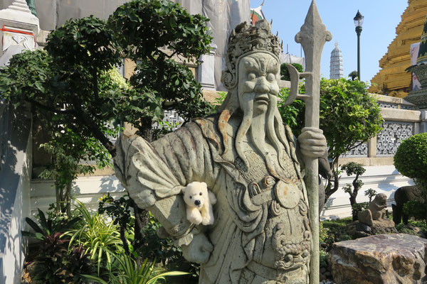 Ole im Tempel in Bangkok