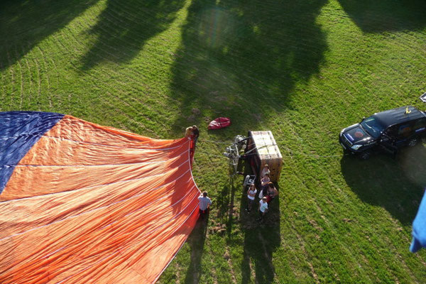 Unter uns wird ein weiterer Ballon startklar gemacht.