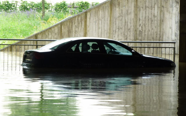 Auch in den Parkhäusern stehen viele Autos tief im Wasser. 