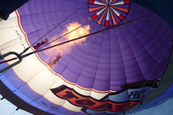 Noch ein kräftiger Feuerstoß und der Ballon schießt in die Höhe.