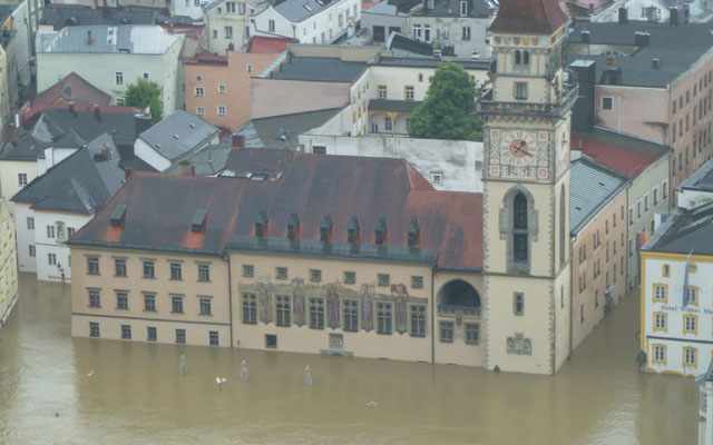 Hier sieht man die Katastrophe: Die gesamte unter Etage des Rathauses ist überschwemmt.