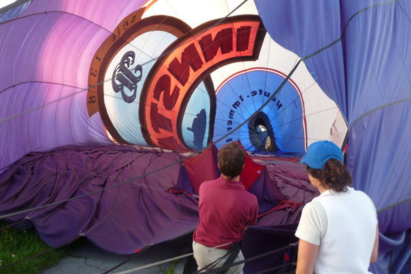 Auch die Ballonhülle muss wieder sorgfältig zusammengelegt werden.