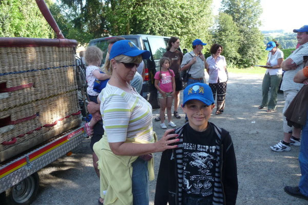 Der Transporter mit dem Ballonkorb fährt vor. Alexander und Dagmar sind schon aufgeregt.