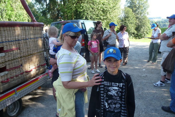 Der Transporter mit dem Ballonkorb fährt vor. Alexander und Dagmar sind schon aufgeregt.