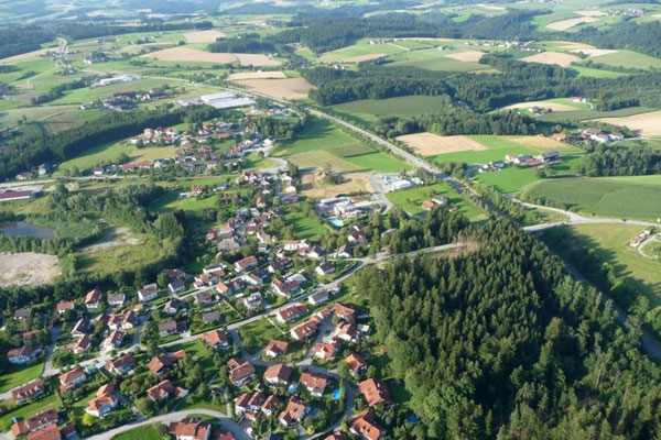 Weit geht der Blick in den Bayerischen Wald.