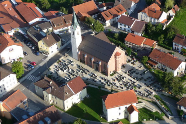 Das müßte die Kirche von Tiefenbach sein.