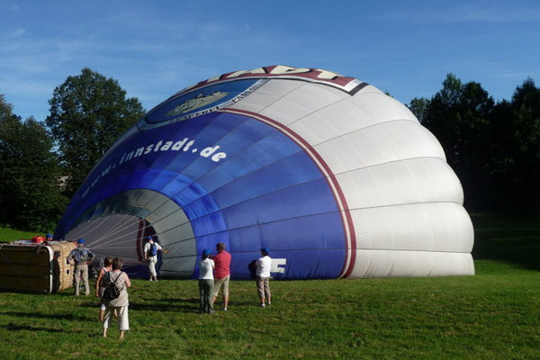 Zuerst wird mit einem Riesengebläse Luft in die Ballonhülle eingeblasen.