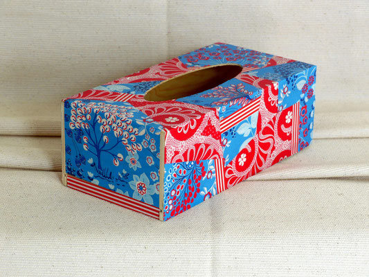 Boîte à mouchoirs, harmonie en bleu et rouge, face 2 (production personnelle)