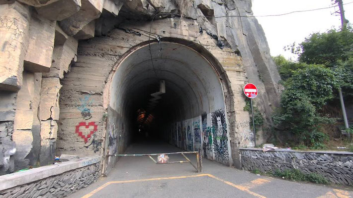 Il Tunnel per entrare nel quartiere colorato di Kond (photo by Gabriele Ferrando - LA MIA ASIA)