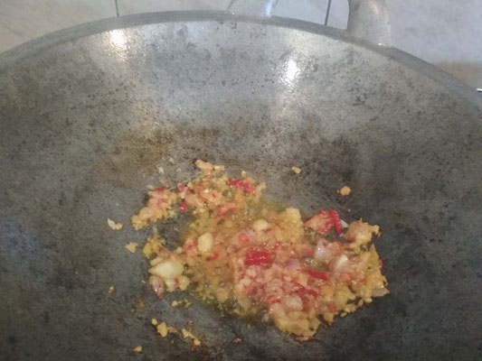 Preparazione del Nasi Goreng - Soffriggete il trito di aglio, scalogni e peperoncini