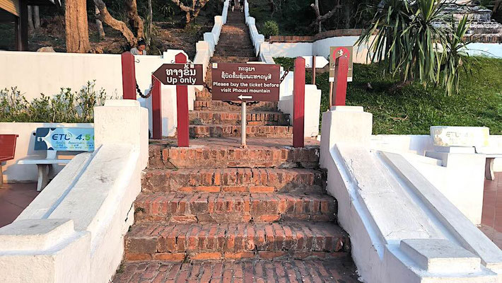 Scalini per la Phousi Hill (photo by Gabriele Ferrando - LA MIA ASIA)