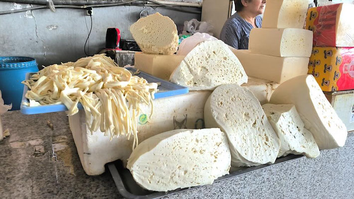 Fresh Cheese at GUM MARKET di Yerevan (photo by Gabriele Ferrando - LA MIA ASIA)