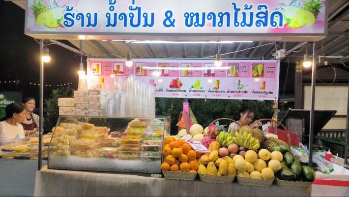 Una bancarella di frutta al Night Market di Luang Prabang (photo by Gabriele Ferrando - LA MIA ASIA)