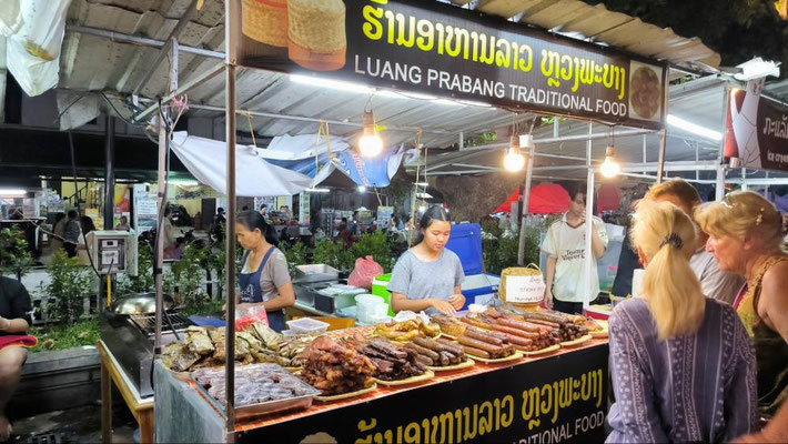 Una bancarella di cibo laotiano al Night Market di Luang Prabang (photo by Gabriele Ferrando - LA MIA ASIA)