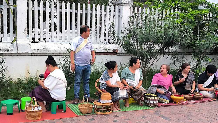 Tak Bat Luang Prabang, LAOS (photo by Gabriele Ferrando - LA MIA ASIA)