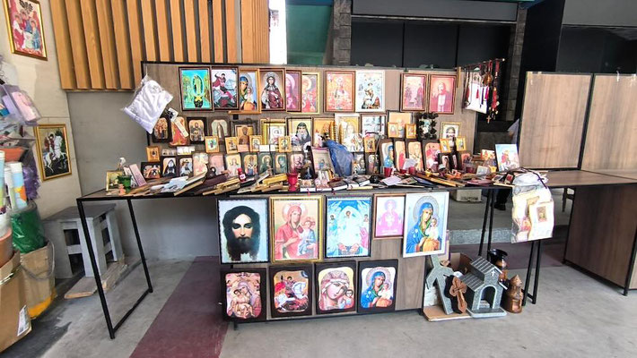 Souvenir religiosi al Green Bazaar di Kutaisi (Photo by Gabriele Ferrando - LA MIA ASIA)