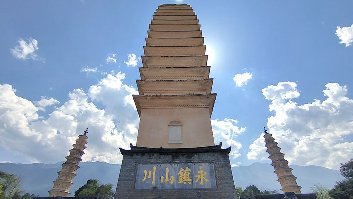 Le Tre Pagode di Dali, riflesse nel lago sottostante (photo by Gabriele Ferrando - LA MIA ASIA)