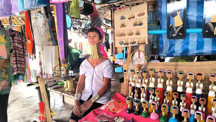 Karen Woman "Donna Giraffa" nei villaggi intorno a Chiang Rai (photo by Gabriele Ferrando - LA MIA ASIA)