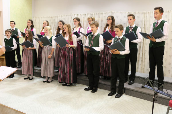Der Stötten Jugendchor in Stötten Ende 2015 - 36. Benefizkonzert