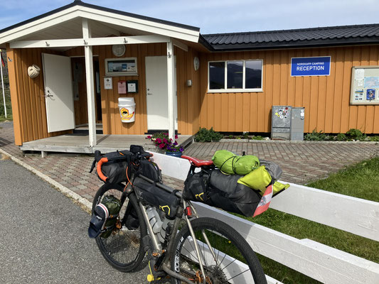Gravelbike vor Nordkapp Camping Rezeption auf Bikepacking-Tour in Norwegen