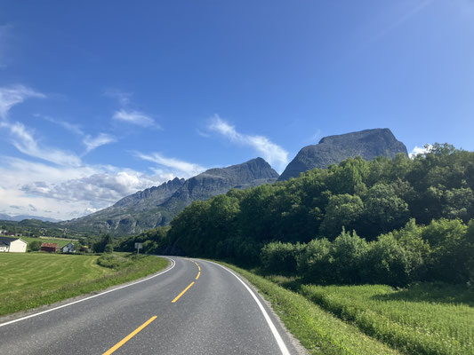 Kurvige Straße mit Bergpanorama auf der Insel Alsta in Norwegen beim Bikepacking