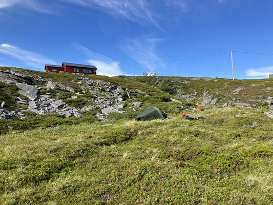 Zeltplatz in norwegischer Berglandschaft beim Bikepacking in Hjerkinn