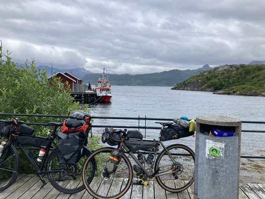 wei beladene Gravelbikes am Fjord in Øresvik auf Bikepacking-Tour durch Norwegen