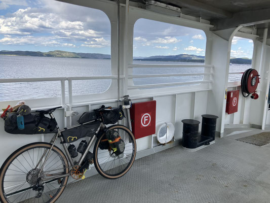 Beladenes Gravelbike auf Fähre entlang der norwegischen Küstenroute