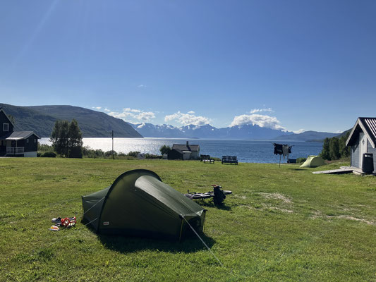 Bikepacking-Zelt am Fjord bei Burfjord in Nordnorwegen mit Bergpanorama