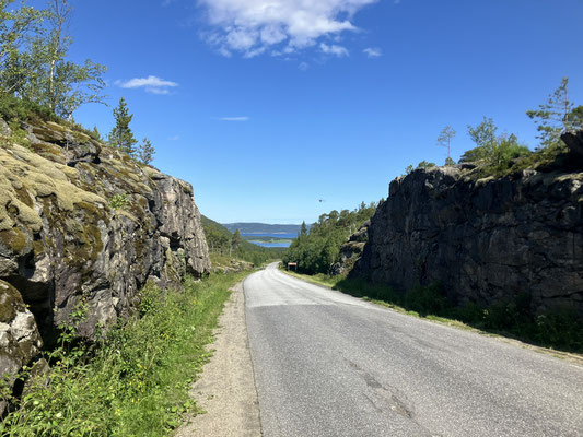 Straße zwischen Felsen nahe Repvåg in Nordnorwegen auf Bikepacking-Tour