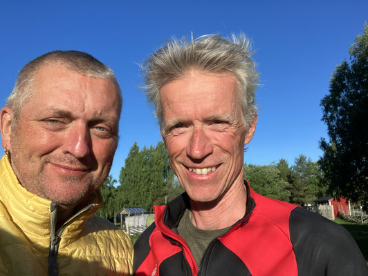 Zwei Bikepacker lachen in die Kamera