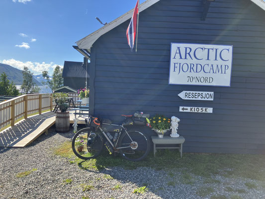 Gravelbike vor Arctic Fjordcamp Unterkunft in Nordnorwegen beim Bikepacking