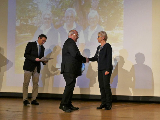 Der Kreispräsidenten Heinz Maurus gratuliert Inga!